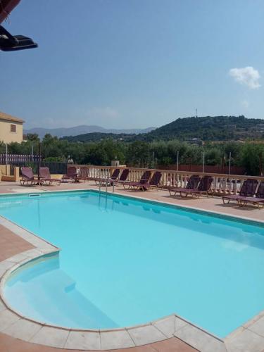 LUX-QUADRUPLE-ROOM-WITH-POOL-VIEW-10